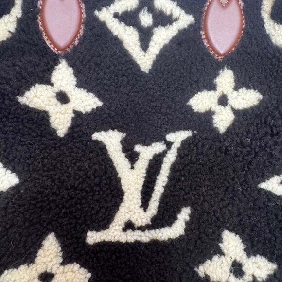 Louis Vuitton Monogram Teddy On The Go GM Tote Bag Dark Brown/Cream Shearling - Picture 15 of 16